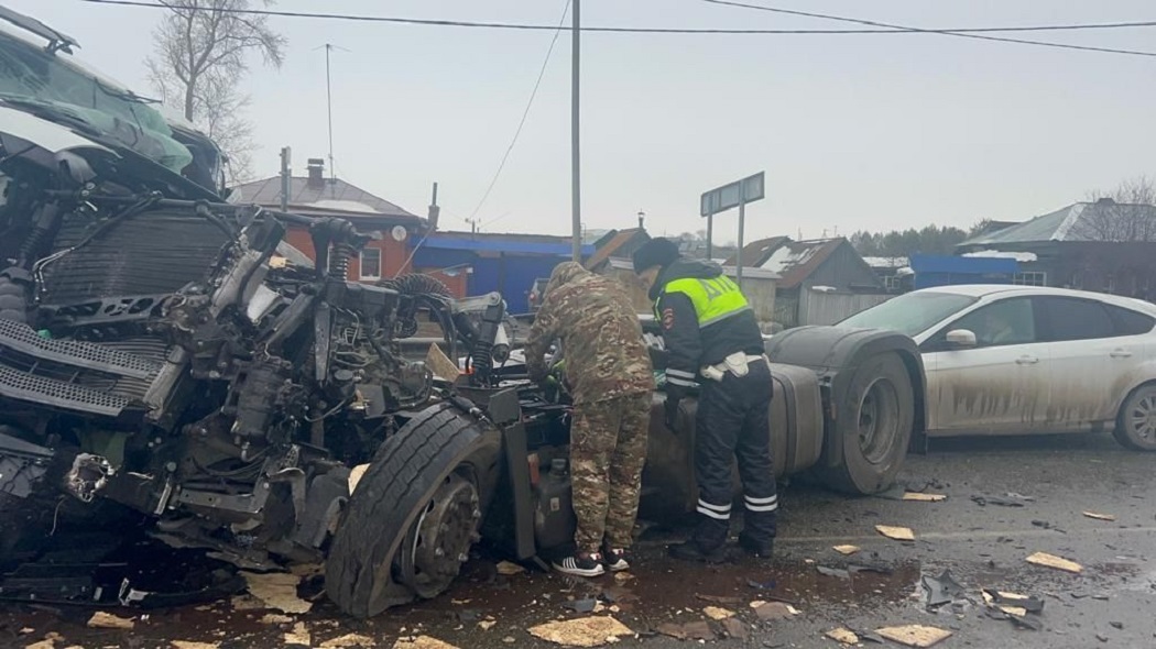 На Урале 63-летний водитель тягача врезался в грузовик и погиб
