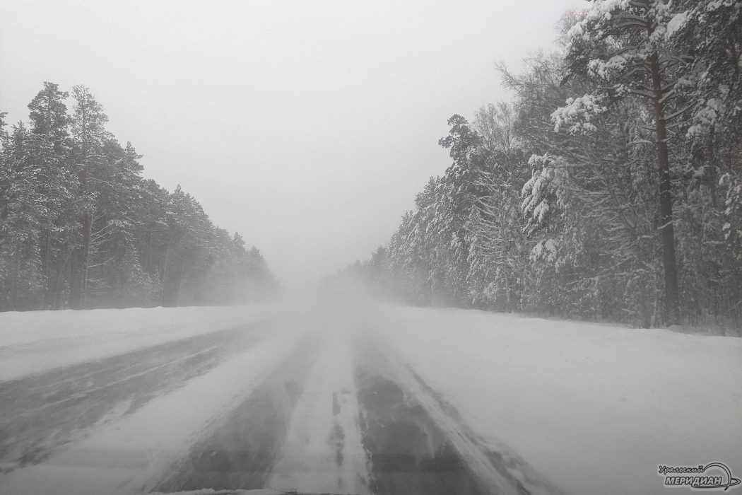 Сильный снег заметает трассы возле Камышлова, Асбеста и Ирбита