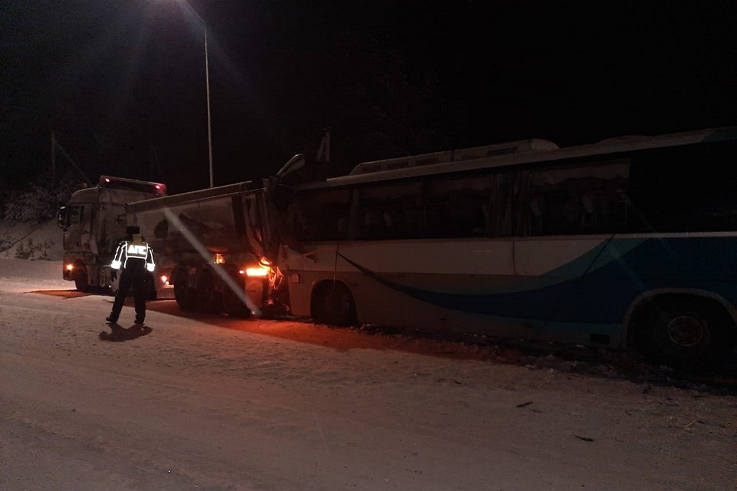 На Серовском тракте водитель автобуса с пассажирами врезался в фуру и погиб