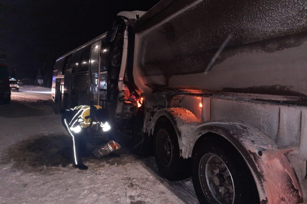 На Серовском тракте водитель автобуса с пассажирами врезался в фуру и погиб