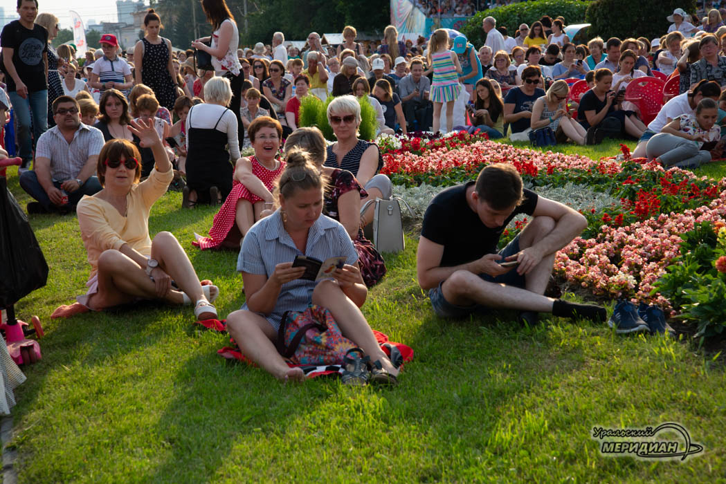 Венский фестиваль музыкальных фильмов Екатеринбург люди на траве зрители